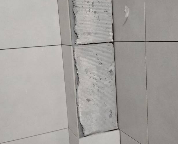 柞水瓷砖空鼓维修公司分享下瓷砖施工前基层浇水润湿程度不足，可能导致以下问题