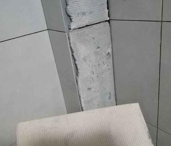 柞水瓷砖空鼓维修公司分享下厨房瓷砖脱落的补救措施。